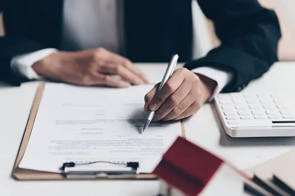 为什么电脑买不久就很卡